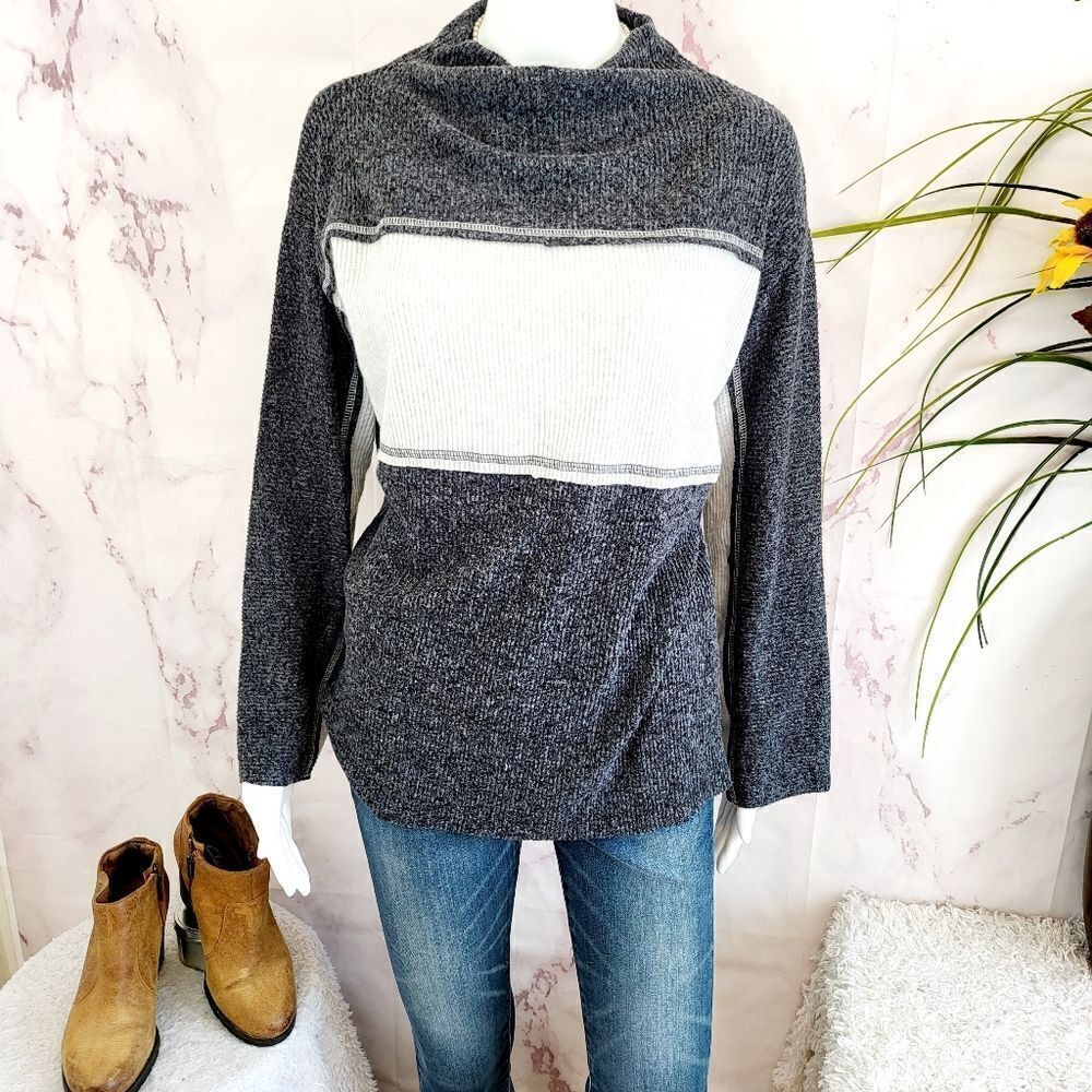 Women's Gray Sweater - Picture 3 of 5